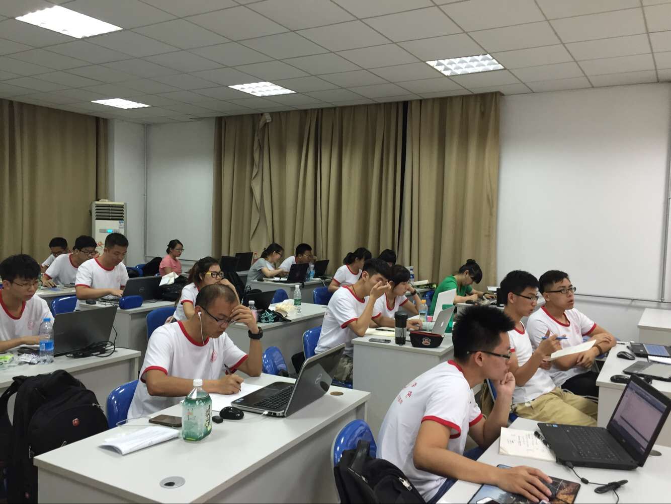 09公司为夏令营同学提供舒适的自习环境,同学们认真完成考核内容 09公司为夏令营同学提供舒适的自习环境,同学们认真完成考核内容