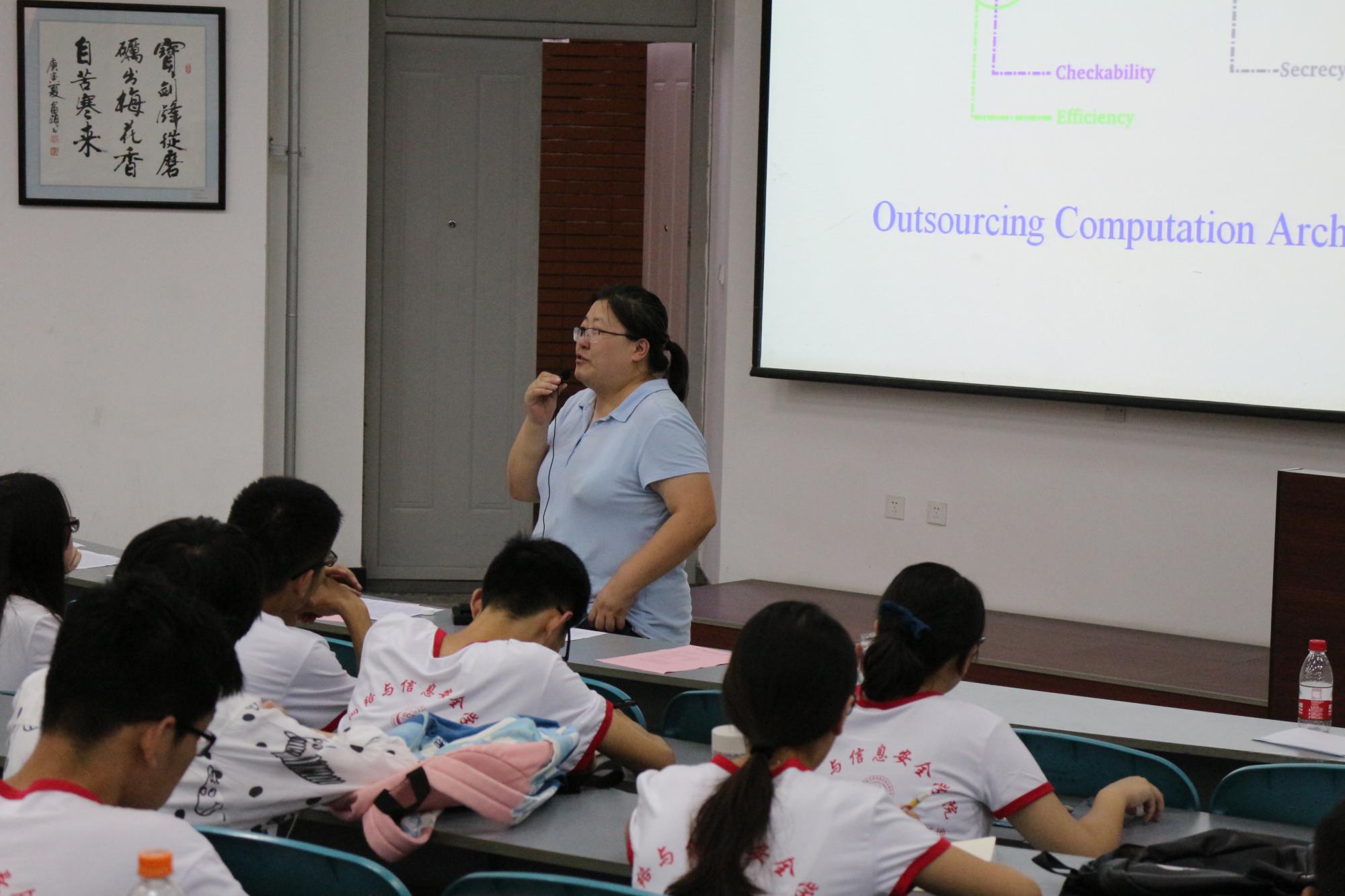 08张宁副教授为夏令营同学进行考核题目培训 08张宁副教授为夏令营同学进行考核题目培训